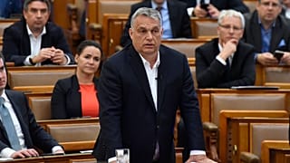 رئيس الوزراء المجري فيكتور أوربان يرد على نائب معارض داخل البرلمان في بودابست ، المجر،الإثنين ، 30 مارس 2020