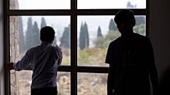 Yunanistan refakatsiz sığınmacı çocuklara 'koruyucu gözaltı' uygulamasını kaldırıyor