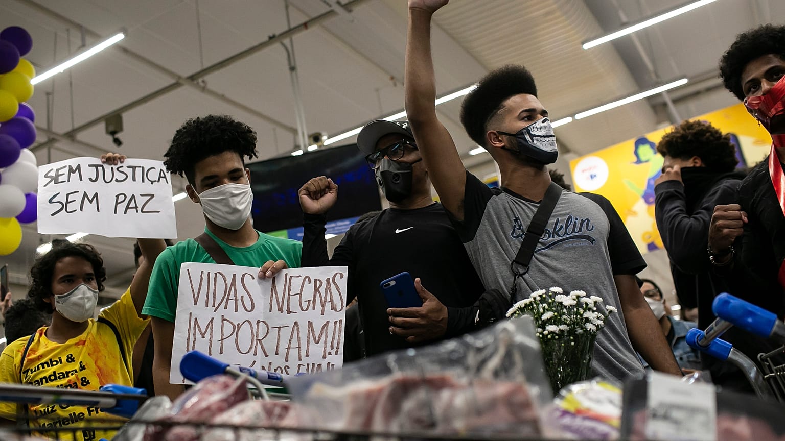 Manifestation dans un supermarché Carrefour de Rio de Janeiro vendredi 20 novembre 2020.