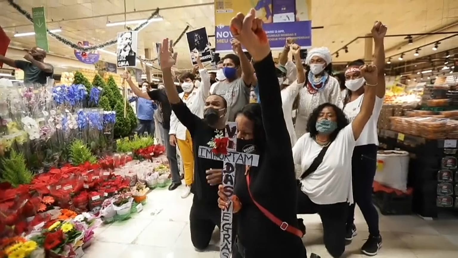 Protestas y disturbios en varias ciudades de Brasil, incluso en el supermercado donde murió la víctima tras recibir una paliza. 