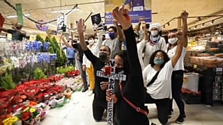 Protestas y disturbios en varias ciudades de Brasil, incluso en el supermercado donde murió la víctima tras recibir una paliza. 