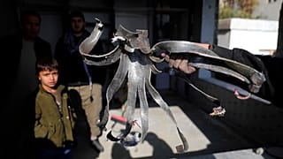 Un Afghan tient le fragment d'une roquette qui a explosé à Kaboul le 21 novembre 2020.