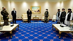 مایک پمپئو، وزیر خارجه آمریکا و ملا عبدالغنی برادر، رئیس هیات مذاکره کننده طالبان، دوحه قطر، ۲۱ نوامبر ۲۰۲۰