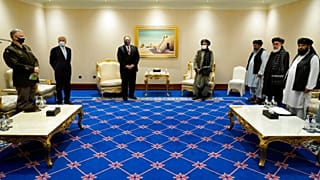 مایک پمپئو، وزیر خارجه آمریکا و ملا عبدالغنی برادر، رئیس هیات مذاکره کننده طالبان، دوحه قطر، ۲۱ نوامبر ۲۰۲۰
