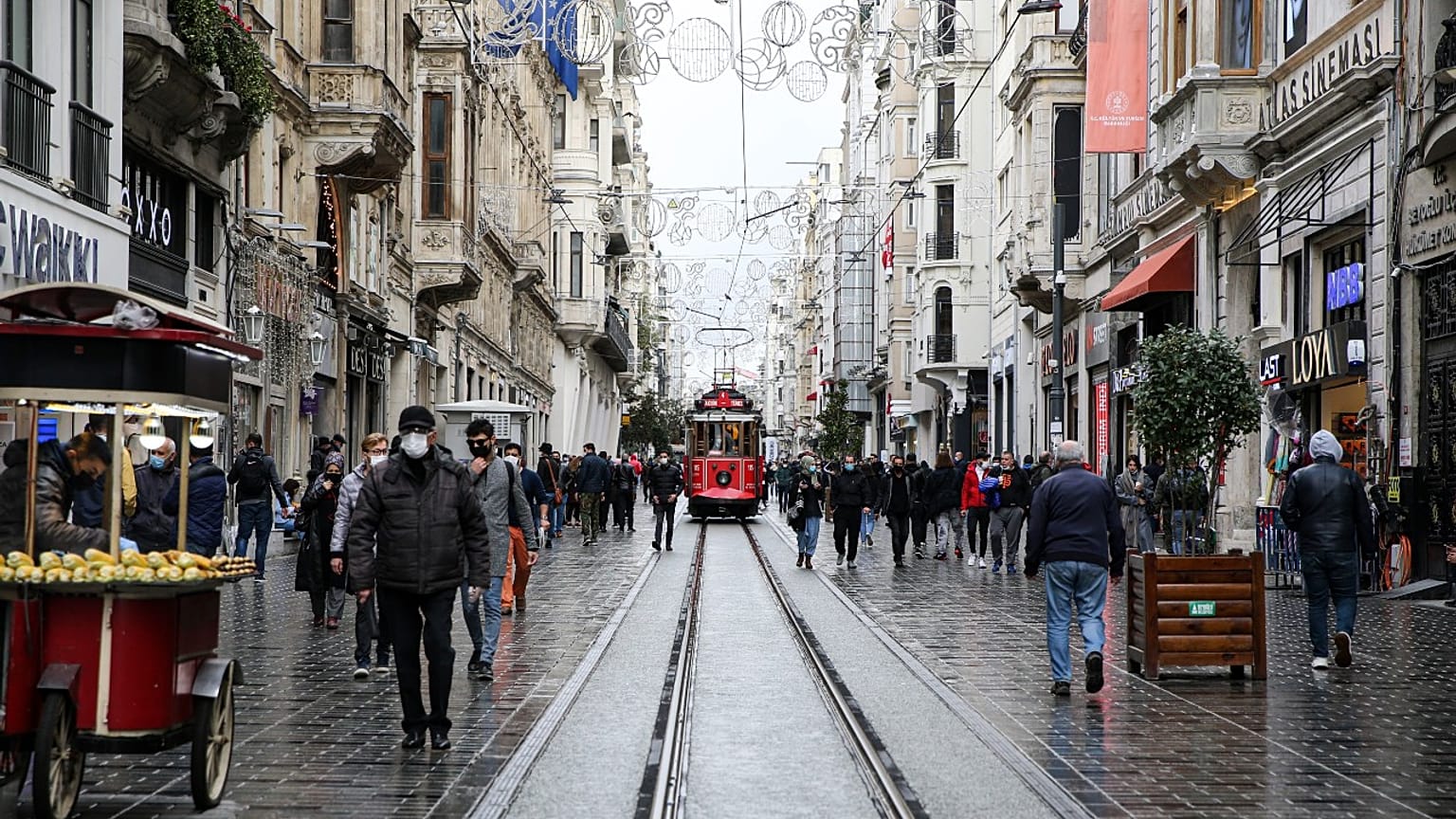 Koronavirüsle mücadele kapsamında, cumartesi saat 10.00'da sona erecek sokağa çıkma kısıtlaması başladı