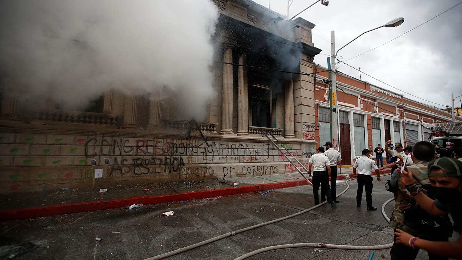 Humo saliendo del edificio del Congreso