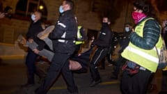 Polizisten nehmen einen Demonstranten fest