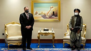مایک پمپئو وزیر امور خارجه ایالات متحده و ملا عبدالغنی برادر، مذاکره کننده ارشد طالبان-قطر