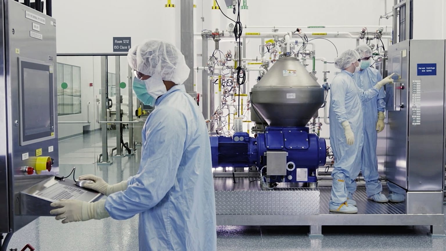 Regeneron ilaç firmasının laboratuvarında görev yapan bilim insanları 