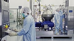 Regeneron ilaç firmasının laboratuvarında görev yapan bilim insanları 
