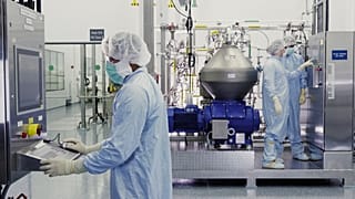 Regeneron ilaç firmasının laboratuvarında görev yapan bilim insanları 
