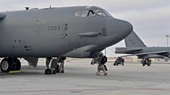 قائفات القنابل الأمريكية B-52H قبل الإقلاع من قاعدة مينوت الجوية في داكوتا الشمالية في طريقها لمنطقة الشرق الأوسط 
