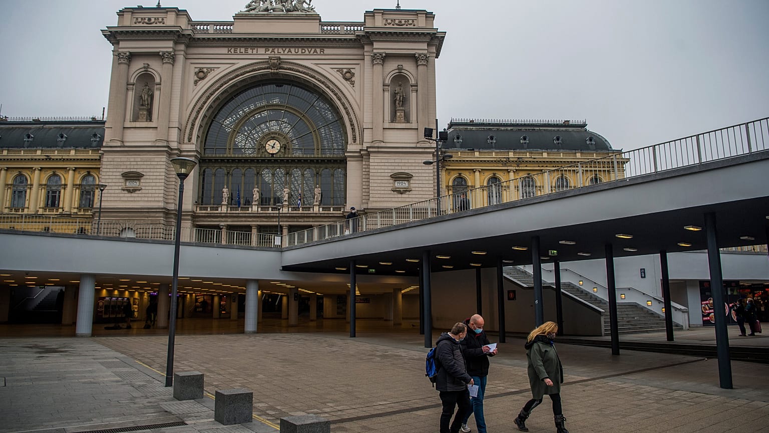 Varios transeúntes en una calle de Budapest