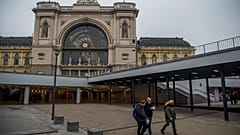 Varios transeúntes en una calle de Budapest