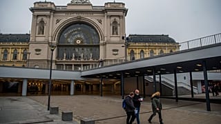 Varios transeúntes en una calle de Budapest