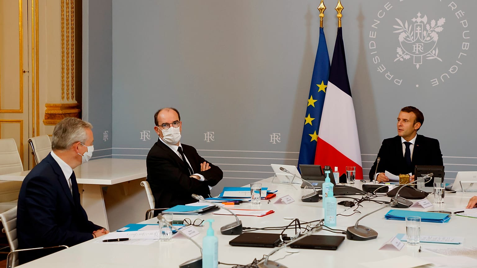 Emmanuel Macron, Jean Castex et Bruno Le Maire lors d'une visioconférence à l'Elysée, Paris, le 17 novembre 2020