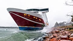 Finlandiya merkezli Viking Line deniz taşımacılığı şirketine ait Viking Grace feribotu, Baltık Denizi'nde karaya oturdu