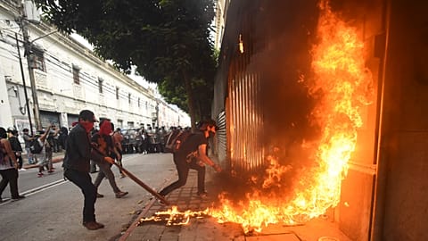Flaschen und Steine auf Polizisten in Guatemala-Stadt