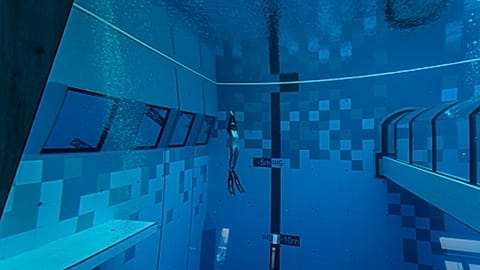 Taucher im Tauchbecken "Deepspot"