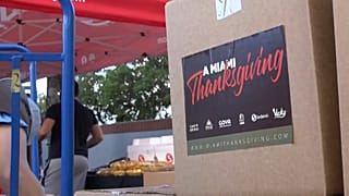 Reparto de alimentos entre la población, en Miami