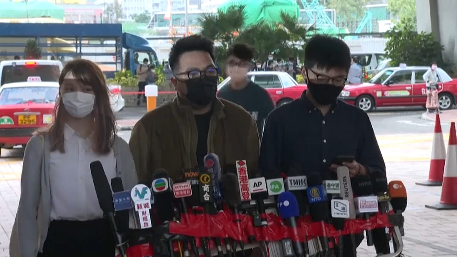 Ativistas pró-democracia de Hong Kong em prisão preventiva