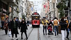 Türkiye'de 1 Mart'tan itibaren koronavirüsle ilgili kısıtlamalar bazı illerde gevşetildi.