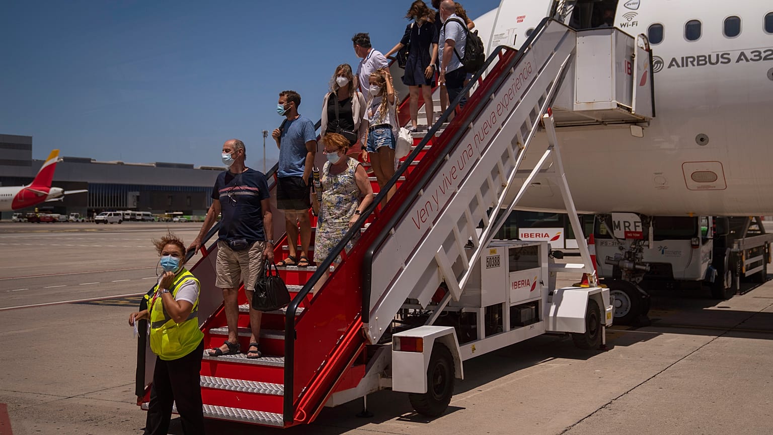 Pasajeros desembarcando en el aeropuerto de Gran Canaria, España, archivo