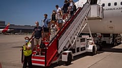Pasajeros desembarcando en el aeropuerto de Gran Canaria, España, archivo