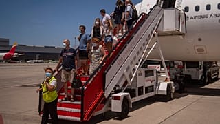 Pasajeros desembarcando en el aeropuerto de Gran Canaria, España, archivo