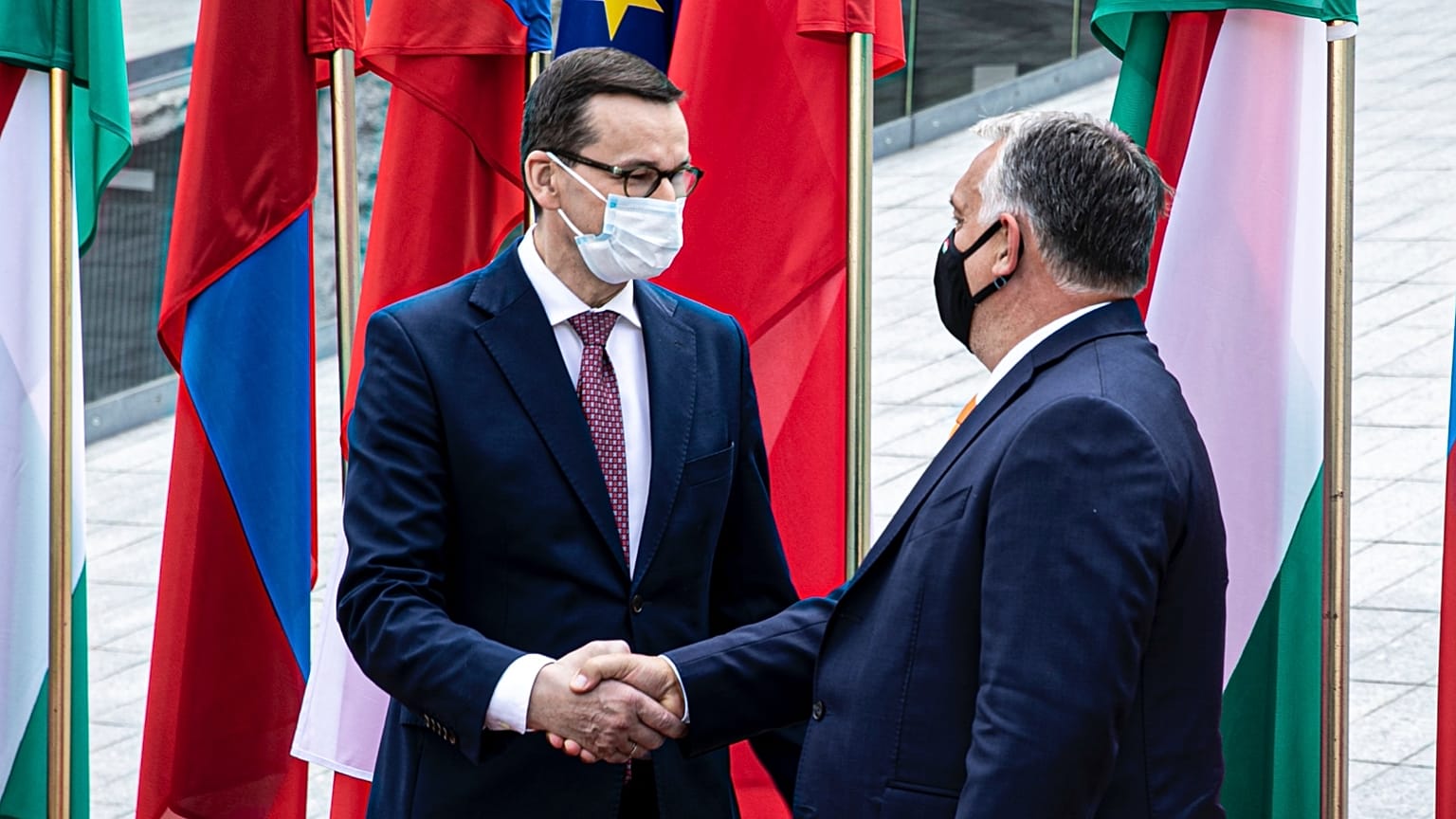 Mateusz Morawiecki (b), lengyel és Orbán Viktor (j) magyar kormányfő a V4-ek egyeztetésén, Lublinban