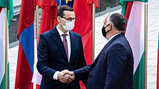 Mateusz Morawiecki (b), lengyel és Orbán Viktor (j) magyar kormányfő a V4-ek egyeztetésén, Lublinban