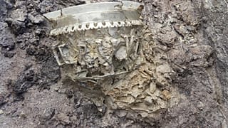 Restos de un jarrón descubierto en un sarcófago
