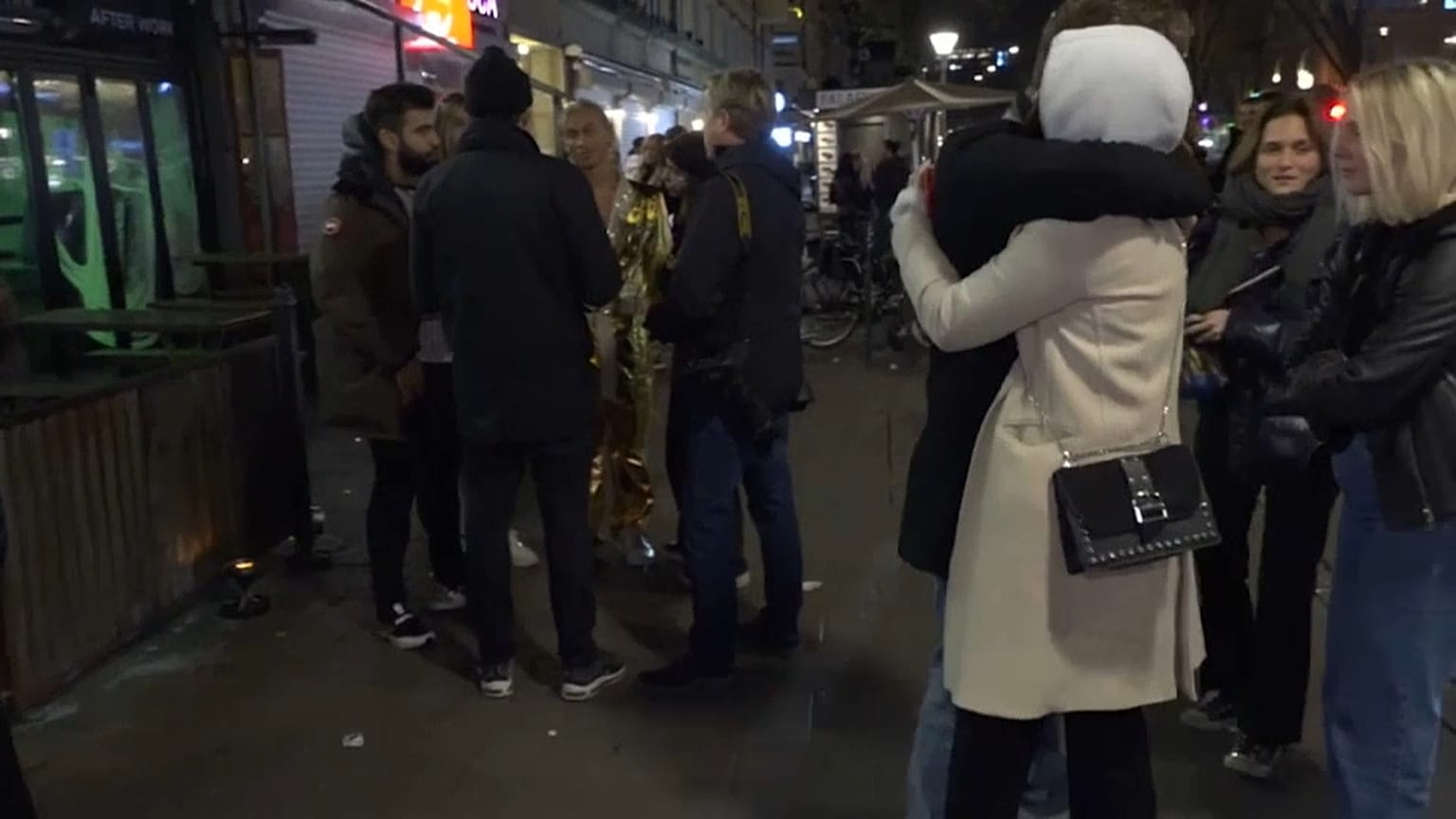 Junge Menschen auf der Straße in Stockholm