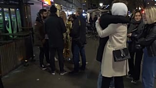 Junge Menschen auf der Straße in Stockholm