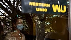 Una mujer espera para recoger dinero en una oficina de Western Union en su último día de actividad en La Habana, Cuba, el 23 de noviembre de 2020. 