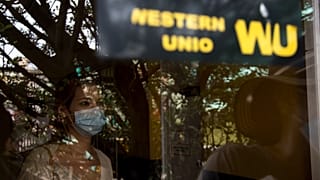 Una mujer espera para recoger dinero en una oficina de Western Union en su último día de actividad en La Habana, Cuba, el 23 de noviembre de 2020.