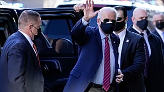 El presidente electo de Estados Unidos, Joe Biden, saluda tras bajarse de su vehículo