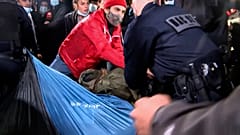 Eine Szene der Räumung auf der Pariser Place de la République