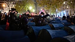 Polis, Paris'teki mülteci kampını dağıtıyor