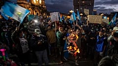 Protestas en Guatemala contra el presidente Alejandro Giammattei un día después de la quema del Parlamento