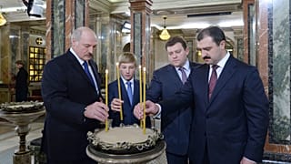 Александр Лукашенко с сыновьями Виктором (справа), Дмитрием и Николаем, октябрь 2015 г.