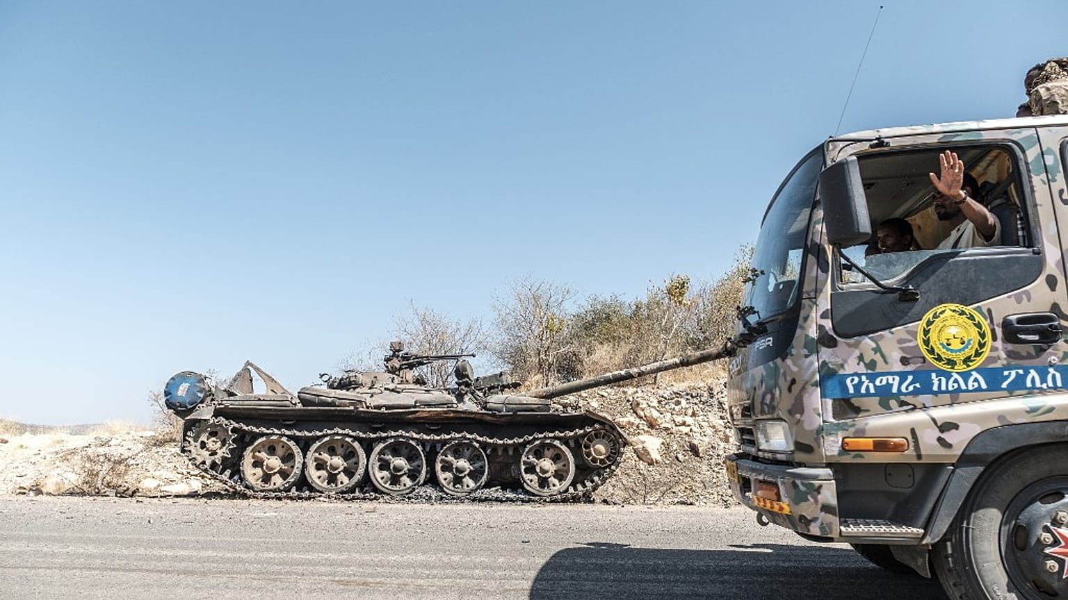 Un carro armato abbandonato su una strada vicino a Humera, in Etiopia