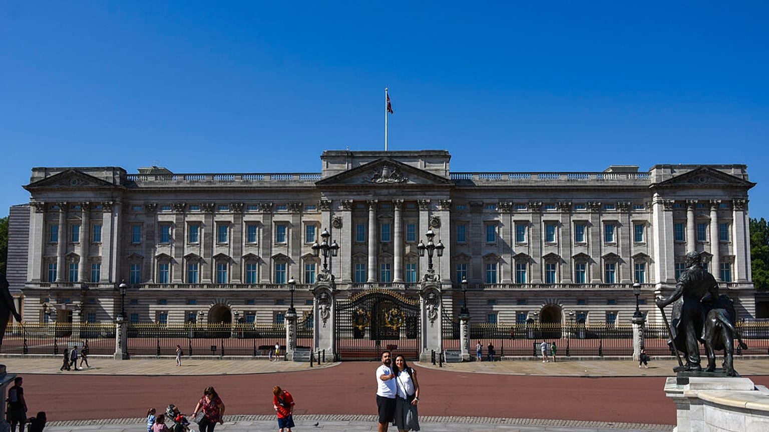 A Buckingham-palota idén júliusban - a járvány miatt jóval kevesebb a turista, mint a szokásos