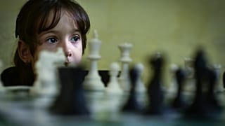 Una bambina impara a giocare a scacchi presso l'istituto superiore di Scacchi, ISLA, a L'Avana, nel novembre 2016