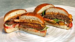 Impossible Foods ve Beyond Meat'in ürettiği 100'de yüz vegan burgerler.