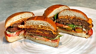 Impossible Foods ve Beyond Meat'in ürettiği 100'de yüz vegan burgerler.