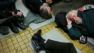 Varias personas sin hogar duermen en el suelo de un albergue en Budapest, Hungría, a primera hora de la mañana del viernes 11 de enero de 2013.