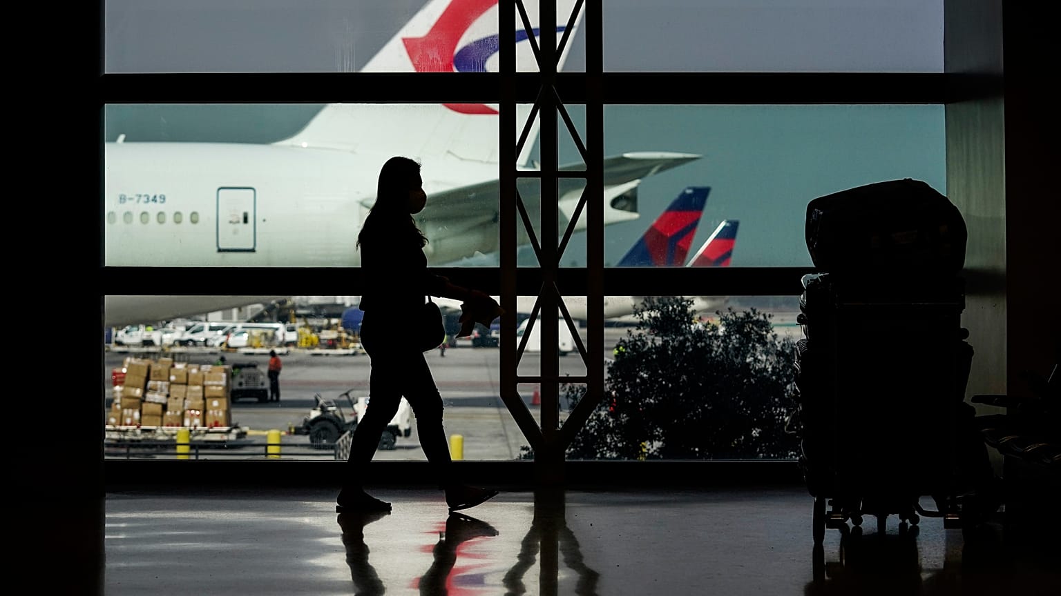 Intérieur de l'aéroport international de Los Angeles, en Californie, le 23 novembre 2020