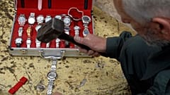 مسؤول جمركي يتلف ساعات مقلدة في كريفيلد غربي ألمانيا. 2007/05/10