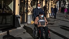 Los mayores serán prioritarios para la vacunación en España